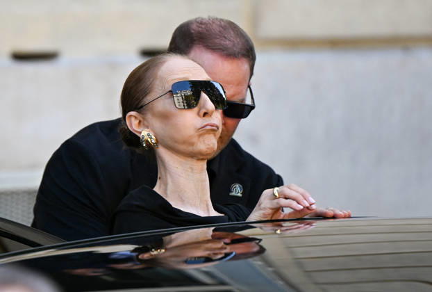 Celine Dion Leaves Her Hotel - Paris Celine Dion spend time with fans before her concert, at hotel Royal Monceau in Paris, France on September 23, 2026. Photo by Lionel Urman ABACAPRESS.COM Patis France Copyright: xUrmanxLionel ABACAx
