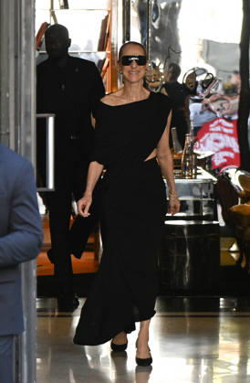 Celine Dion Leaves Her Hotel - Paris Celine Dion spend time with fans before her concert, at hotel Royal Monceau in Paris, France on September 23, 2026. Photo by Lionel Urman ABACAPRESS.COM Paris France Copyright: xUrmanxLionel ABACAx