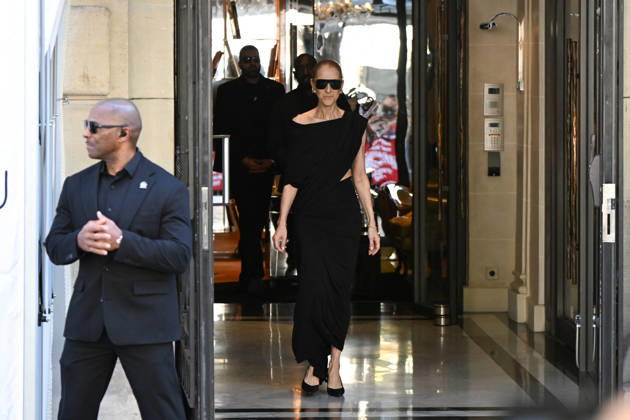 Celine Dion Leaves Her Hotel - Paris Celine Dion spend time with fans before her concert, at hotel Royal Monceau in Paris, France on September 23, 2026. Photo by Lionel Urman ABACAPRESS.COM Paris France Copyright: xUrmanxLionel ABACAx