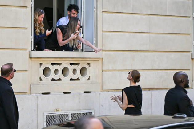 Celine Dion Leaves Her Hotel - Paris Celine Dion spend time with fans before her concert, at hotel Royal Monceau in Paris, France on September 23, 2026. Photo by Lionel Urman ABACAPRESS.COM Paris France Copyright: xUrmanxLionel ABACAx