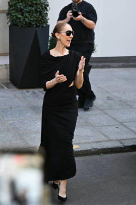 Celine Dion Leaves Her Hotel - Paris Celine Dion spend time with fans before her concert, at hotel Royal Monceau in Paris, France on September 23, 2026. Photo by Lionel Urman ABACAPRESS.COM Paris France Copyright: xUrmanxLionel ABACAx