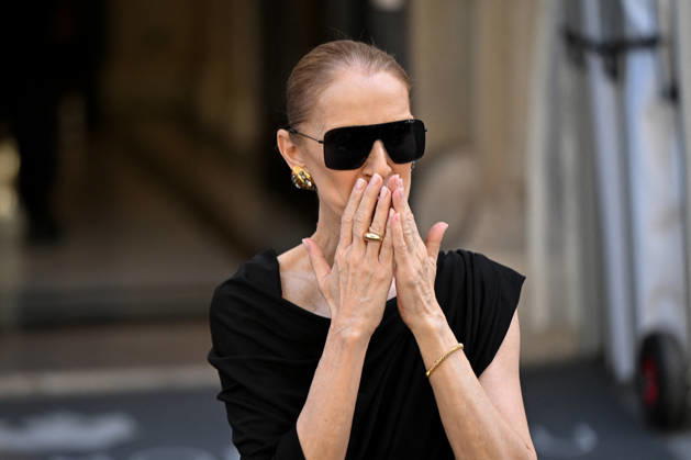 Celine Dion Leaves Her Hotel - Paris Celine Dion spend time with fans before her concert, at hotel Royal Monceau in Paris, France on September 23, 2026. Photo by Lionel Urman ABACAPRESS.COM Paris France Copyright: xUrmanxLionel ABACAx