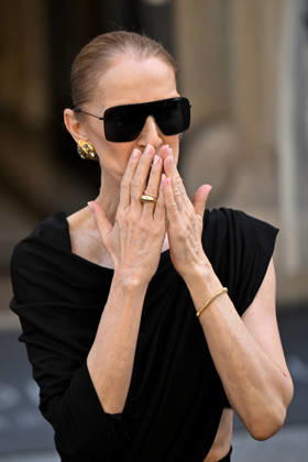 Celine Dion Leaves Her Hotel - Paris Celine Dion spend time with fans before her concert, at hotel Royal Monceau in Paris, France on September 23, 2026. Photo by Lionel Urman ABACAPRESS.COM Paris France Copyright: xUrmanxLionel ABACAx