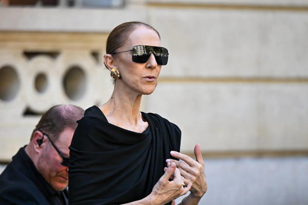 Celine Dion Leaves Her Hotel - Paris Celine Dion spend time with fans before her concert, at hotel Royal Monceau in Paris, France on September 23, 2026. Photo by Lionel Urman ABACAPRESS.COM Paris France Copyright: xUrmanxLionel ABACAx
