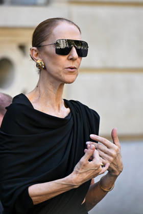 Celine Dion Leaves Her Hotel - Paris Celine Dion spend time with fans before her concert, at hotel Royal Monceau in Paris, France on September 23, 2026. Photo by Lionel Urman ABACAPRESS.COM Paris France Copyright: xUrmanxLionel ABACAx