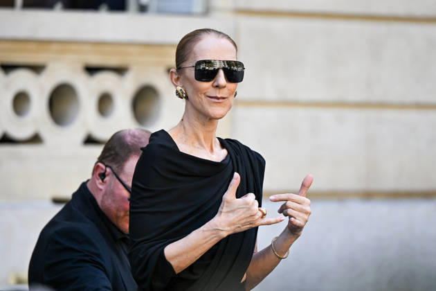 Celine Dion Leaves Her Hotel - Paris Celine Dion spend time with fans before her concert, at hotel Royal Monceau in Paris, France on September 23, 2026. Photo by Lionel Urman ABACAPRESS.COM Paris France Copyright: xUrmanxLionel ABACAx