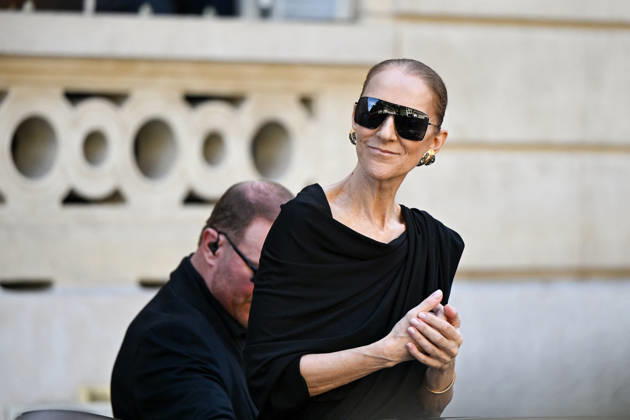 Celine Dion Leaves Her Hotel - Paris Celine Dion spend time with fans before her concert, at hotel Royal Monceau in Paris, France on September 23, 2026. Photo by Lionel Urman ABACAPRESS.COM Paris France Copyright: xUrmanxLionel ABACAx