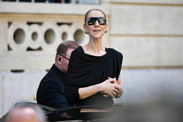 Celine Dion Leaves Her Hotel - Paris Celine Dion spend time with fans before her concert, at hotel Royal Monceau in Paris, France on September 23, 2026. Photo by Lionel Urman ABACAPRESS.COM Paris France Copyright: xUrmanxLionel ABACAx