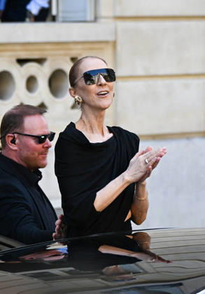 Celine Dion Leaves Her Hotel - Paris Celine Dion spend time with fans before her concert, at hotel Royal Monceau in Paris, France on September 23, 2026. Photo by Lionel Urman ABACAPRESS.COM Paris France Copyright: xUrmanxLionel ABACAx