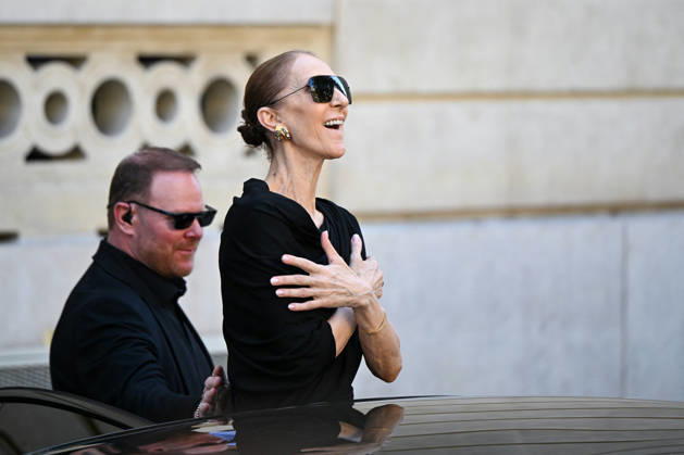 Celine Dion Leaves Her Hotel - Paris Celine Dion spend time with fans before her concert, at hotel Royal Monceau in Paris, France on September 23, 2026. Photo by Lionel Urman ABACAPRESS.COM Paris France Copyright: xUrmanxLionel ABACAx