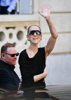 Celine Dion Leaves Her Hotel - Paris Celine Dion spend time with fans before her concert, at hotel Royal Monceau in Paris, France on September 23, 2026. Photo by Lionel Urman ABACAPRESS.COM Paris France Copyright: xUrmanxLionel ABACAx