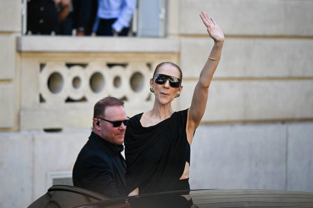 Celine Dion Leaves Her Hotel - Paris Celine Dion spend time with fans before her concert, at hotel Royal Monceau in Paris, France on September 23, 2026. Photo by Lionel Urman ABACAPRESS.COM Paris France Copyright: xUrmanxLionel ABACAx