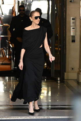 Celine Dion Leaves Her Hotel - Paris Celine Dion spend time with fans before her concert, at hotel Royal Monceau in Paris, France on September 23, 2026. Photo by Lionel Urman ABACAPRESS.COM Paris France Copyright: xUrmanxLionel ABACAx