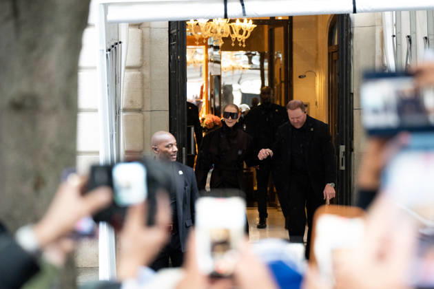 Céline Dion spent some time with her fans at the Royal Monceau Hotel in Paris, France, before heading to the event venue. Céline Dion spends time with fans before going to the venue, the Royal Monceau Hotel in Paris, France 460074 September 30, 2026 PARIS France  Copyright: xL.Urmanx xStarfacex STAR_460074_004