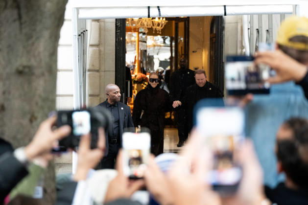 Céline Dion spent some time with her fans at the Royal Monceau Hotel in Paris, France, before heading to the event venue. Céline Dion spends time with fans before going to the venue, the Royal Monceau Hotel in Paris, France 460074 September 30, 2026 PARIS France  Copyright: xL.Urmanx xStarfacex STAR_460074_006