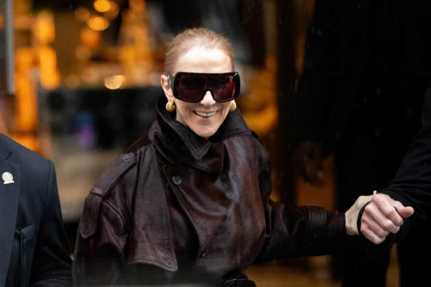 Céline Dion spent some time with her fans at the Royal Monceau Hotel in Paris, France, before heading to the event venue. Céline Dion spends time with fans before going to the venue, the Royal Monceau Hotel in Paris, France 460074 September 30, 2026 PARIS France  Copyright: xL.Urmanx xStarfacex STAR_460074_012