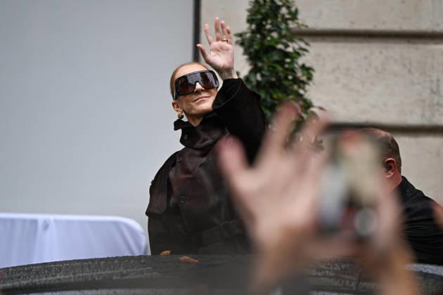 Céline Dion spent some time with her fans at the Royal Monceau Hotel in Paris, France, before heading to the event venue. Céline Dion spends time with fans before going to the venue, the Royal Monceau Hotel in Paris, France 460074 September 30, 2026 PARIS France  Copyright: xL.Urmanx xStarfacex STAR_460074_015