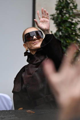Céline Dion spent some time with her fans at the Royal Monceau Hotel in Paris, France, before heading to the event venue. Céline Dion spends time with fans before going to the venue, the Royal Monceau Hotel in Paris, France 460074 September 30, 2026 PARIS France  Copyright: xL.Urmanx xStarfacex STAR_460074_017
