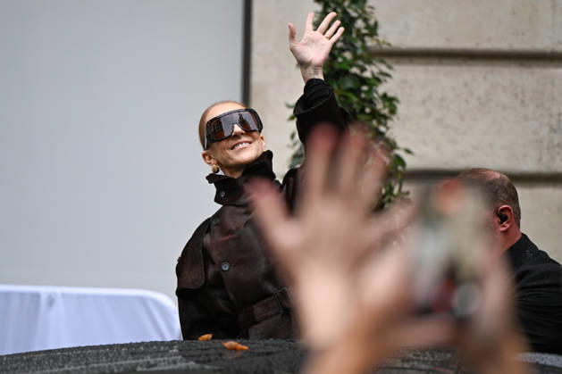 Céline Dion spent some time with her fans at the Royal Monceau Hotel in Paris, France, before heading to the event venue. Céline Dion spends time with fans before going to the venue, the Royal Monceau Hotel in Paris, France 460074 September 30, 2026 PARIS France  Copyright: xL.Urmanx xStarfacex STAR_460074_018