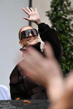 Céline Dion spent some time with her fans at the Royal Monceau Hotel in Paris, France, before heading to the event venue. Céline Dion spends time with fans before going to the venue, the Royal Monceau Hotel in Paris, France 460074 September 30, 2026 PARIS France  Copyright: xL.Urmanx xStarfacex STAR_460074_023