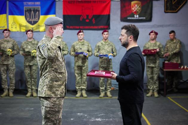 Zelenskyy Visits Ukrainian Troops Near Lyman in Donetsk Region Ukrainian President Volodymyr Zelenskyy visits a military command post near Lyman in the Donetsk region of eastern Ukraine on September 30, 2026, where he meets commanders and soldiers involved in Operation Vivaldi against Russian forces. Ukraine’s presidential office said Ukrainian forces had regained control of 176 square kilometers since the start of the offensive and had thwarted a planned Russian breakthrough toward the Slovyansk-Kramatorsk area. Photo by PRESIDENT OF UKRAINE apaimages Ukraine Ukraine Ukraine 300926_Ukraine_UPO_00(33).jpeg Copyright: xapaimagesxPRESIDENTxOFxUKRAINEx xapaimagesx