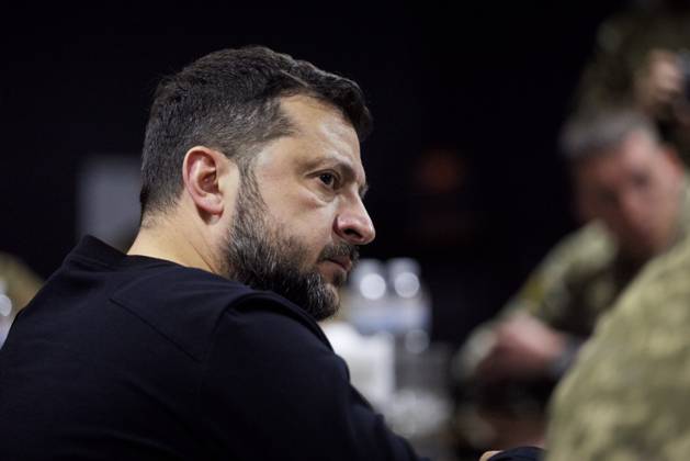 Zelenskyy Visits Ukrainian Troops Near Lyman in Donetsk Region Ukrainian President Volodymyr Zelenskyy visits a military command post near Lyman in the Donetsk region of eastern Ukraine on September 30, 2026, where he meets commanders and soldiers involved in Operation Vivaldi against Russian forces. Ukraine’s presidential office said Ukrainian forces had regained control of 176 square kilometers since the start of the offensive and had thwarted a planned Russian breakthrough toward the Slovyansk-Kramatorsk area. Photo by PRESIDENT OF UKRAINE apaimages Ukraine Ukraine Ukraine 300926_Ukraine_UPO_00(43).jpeg Copyright: xapaimagesxPRESIDENTxOFxUKRAINEx xapaimagesx