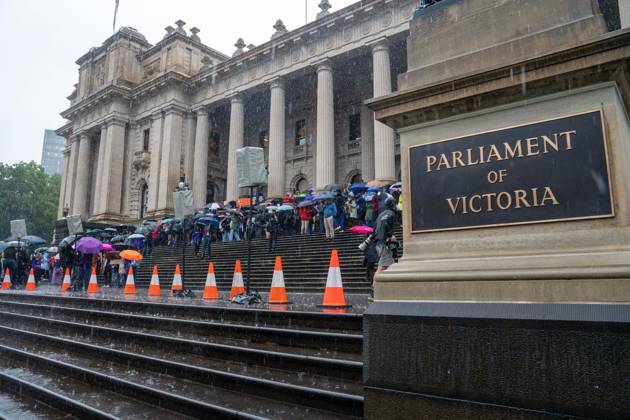 October 1, 2026, Melbourne, Australia: MELBOURNE, AUSTRALIA, OCTOBER 1, 2026: Doctors gather outside the Parliament of Victoria during a statewide four-hour work stoppage over stalled pay negotiations and working conditions in public hospitals. Doctors and their unions have raised concerns over long working hours, fatigue and conditions they say can affect patient safety, while negotiations with the Victorian government have remained unresolved after more than a year. Melbourne Australia - ZUMAq101 20261001_zna_q101_104 Copyright: xTaeminxBradenxNamx