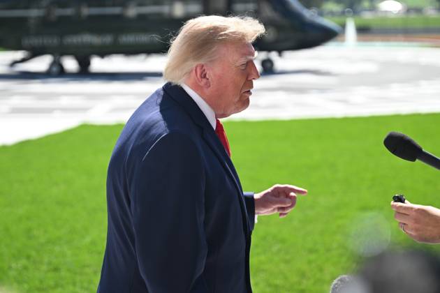October 1, 2026, Washington, Dc, USA: U.S. President Donald Trump talks to the media before boarding Marine One on the South Lawn of the White House in Washington, DC, United States, on October 1, 2026. President Trump heads to Texas to visit Peterbilt Motors in Denton to highlight manufacturing and his economic agenda. Washington USA - ZUMAs197 20261001_aaa_s197_201 Copyright: xKylexMazzax