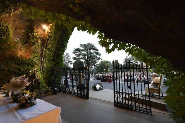 IPA89187809 - Italy, Rome, Vatican, October 1, 2026: Pope Leo XIV reacts as he attends the One Million Children Praying the Rosary event at the Lourdes Grotto in the Vatican Gardens. Photo by VATICAN MEDIA Catholic Press Photo  Copyright: xVATICANxMEDIA xxCatholicxPressxPhotox xx IPA89187809