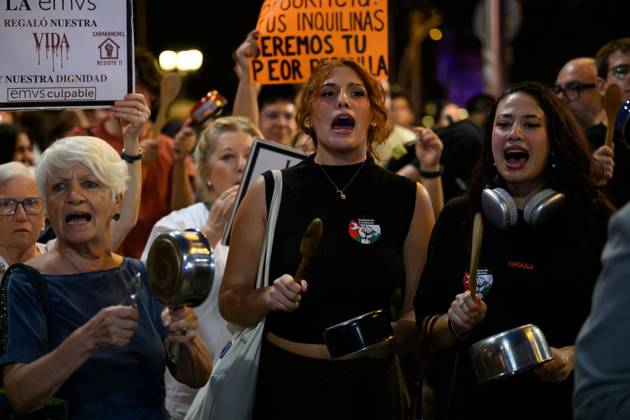 October 1, 2026, Madrid, Spain: MADRID, SPAIN, OCTOBER 1, 2026: Members of the Sindicato de Inquilinas participate in a casserole protest outside Madrid City Hall, demanding action on housing affordability and tenant protections. The demonstration was organized by the tenants union as part of a nationwide mobilization calling on lawmakers to approve housing measures, including protections against evictions and changes to rental contracts. Madrid Spain - ZUMAq101 20261001_zna_q101_206 Copyright: xTomasxCallex