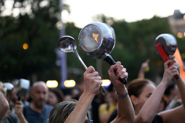 October 1, 2026, Madrid, Spain: MADRID, SPAIN, OCTOBER 1, 2026: Members of the Sindicato de Inquilinas participate in a casserole protest outside Madrid City Hall, demanding action on housing affordability and tenant protections. The demonstration was organized by the tenants union as part of a nationwide mobilization calling on lawmakers to approve housing measures, including protections against evictions and changes to rental contracts. Madrid Spain - ZUMAq101 20261001_zna_q101_199 Copyright: xTomasxCallex