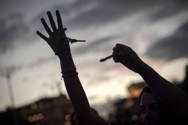 October 1, 2026, Madrid, Spain: MADRID, SPAIN, OCTOBER 1, 2026: Hundreds of housing rights protesters demonstrate outside Madrid City Hall on the sixth day of an encampment at Puerta del Sol, opposing real estate speculation and calling for greater access to affordable housing. The protest reflects growing concerns over housing affordability and tenant protections amid Spain s ongoing housing crisis. The encampment was initially organized by the Sindicato de Inquilinas (Tenants Union) following the eviction of an elderly woman from her home in Madrid. Madrid Spain - ZUMAq101 20261001_zna_q101_242 Copyright: xJairoxVargasxMartoÂNx