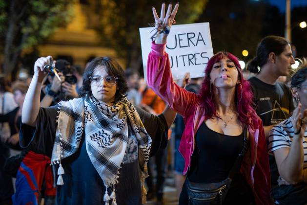 October 1, 2026, Madrid, Spain: Protesters hold up keys during a pot-banging protest demanding policy measures to halt evictions and address the housing crisis, following the eviction of an 87-year-old woman from her home. Madrid Spain  - ZUMAs197 20261001_aaa_s197_347 Copyright: xDavidxCanalesx