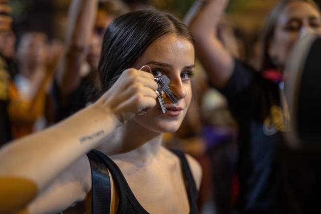 October 1, 2026, Madrid, Spain: Protesters hold up keys during a pot-banging protest demanding policy measures to halt evictions and address the housing crisis, following the eviction of an 87-year-old woman from her home. Madrid Spain  - ZUMAs197 20261001_aaa_s197_349 Copyright: xDavidxCanalesx