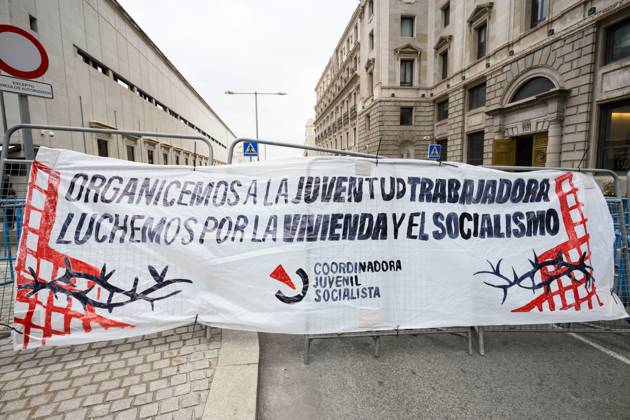 October 2, 2026, Madrid, Spain: MADRID, SPAIN, OCTOBER 2, 2026: Members and supporters of the Sindicato de Inquilinas e Inquilinos de Madrid take part in a demonstration outside the Congress of Deputies as lawmakers debate and vote on two government housing decrees aimed at strengthening tenant protections and increasing affordable housing supply. Madrid Spain - ZUMAq101 20261002_zna_q101_037 Copyright: xTomasxCallex