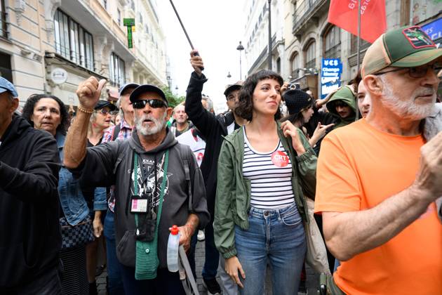 October 2, 2026, Madrid, Spain: MADRID, SPAIN, OCTOBER 2, 2026: Members and supporters of the Sindicato de Inquilinas e Inquilinos de Madrid take part in a demonstration outside the Congress of Deputies as lawmakers debate and vote on two government housing decrees aimed at strengthening tenant protections and increasing affordable housing supply. Madrid Spain - ZUMAq101 20261002_zna_q101_049 Copyright: xTomasxCallex