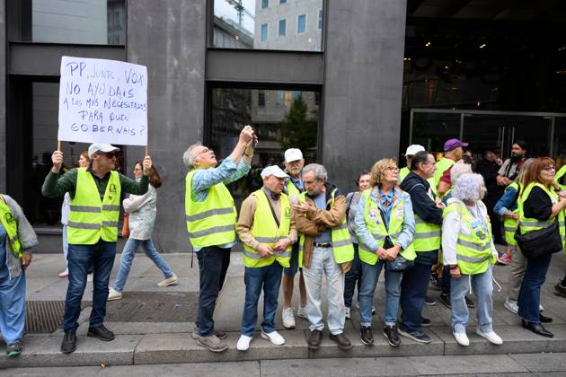October 2, 2026, Madrid, Spain: MADRID, SPAIN, OCTOBER 2, 2026: Members and supporters of the Sindicato de Inquilinas e Inquilinos de Madrid take part in a demonstration outside the Congress of Deputies as lawmakers debate and vote on two government housing decrees aimed at strengthening tenant protections and increasing affordable housing supply. Madrid Spain - ZUMAq101 20261002_zna_q101_031 Copyright: xTomasxCallex