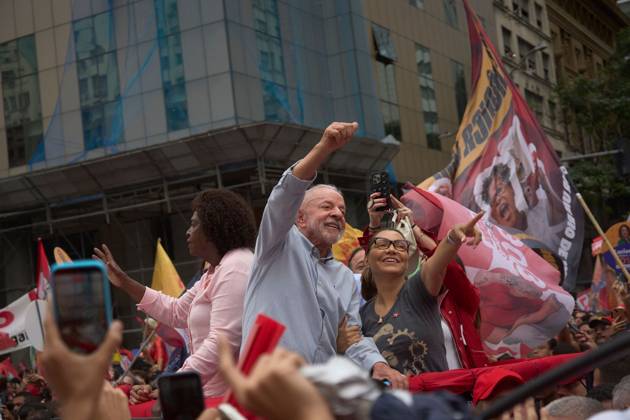 October 2, 2026, Rio De Janeiro, Brazil: RIO DE JANEIRO, BRAZIL, OCTOBER 2, 2026: Brazilian President and presidential candidate Luiz Inacio Lula da Silva leads a campaign march through central Rio de Janeiro, travelling from Candelaria toward Cinelandia as thousands of supporters gather ahead of the first round of Brazil s general election. Lula, who is seeking re-election, used the event to mobilize supporters two days before voters head to the polls on October 4. Rio De Janeiro Brazil - ZUMAq101 20261002_zna_q101_219 Copyright: xMarianaxGreifx