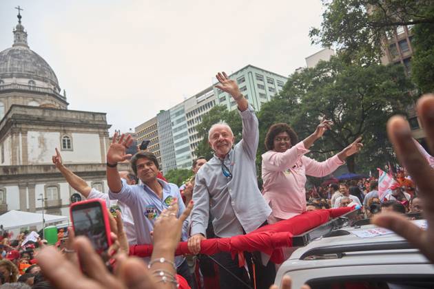 October 2, 2026, Rio De Janeiro, Brazil: RIO DE JANEIRO, BRAZIL, OCTOBER 2, 2026: Brazilian President and presidential candidate Luiz Inacio Lula da Silva leads a campaign march through central Rio de Janeiro, travelling from Candelaria toward Cinelandia as thousands of supporters gather ahead of the first round of Brazil s general election. Lula, who is seeking re-election, used the event to mobilize supporters two days before voters head to the polls on October 4. Rio De Janeiro Brazil - ZUMAq101 20261002_zna_q101_215 Copyright: xMarianaxGreifx
