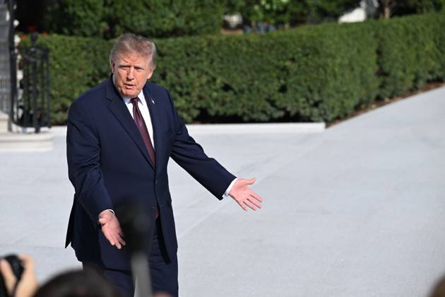 October 2, 2026, Washington, Dc, USA: U.S. President Donald Trump talks to the media before boarding Marine One on the South Lawn of the White House in Washington, DC, United States, on October 2, 2026. Washington USA - ZUMAs197 20261002_aaa_s197_285 Copyright: xKylexMazzax