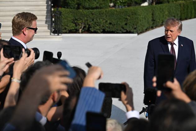 October 2, 2026, Washington, Dc, USA: U.S. President Donald Trump talks to the media before boarding Marine One on the South Lawn of the White House in Washington, DC, United States, on October 2, 2026. Washington USA - ZUMAs197 20261002_aaa_s197_279 Copyright: xKylexMazzax