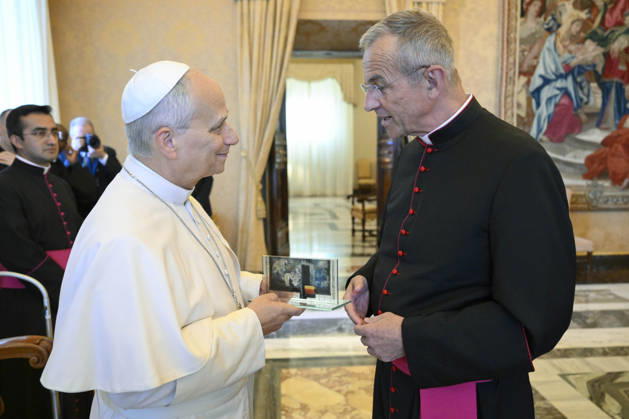 IPA89255145 - Italy, Rome, Vatican, October 3, 2026: Pope Leo XIV receives members of the Pontifical Teutonic College of Santa Maria in Campo Santo on the 150th anniversary of its founding during a private audience at the Vatican. Photo by VATICAN MEDIA Catholic Press Photo Copyright: xVATICANxMEDIA xCatholicxPressxPhotox xx IPA89255145