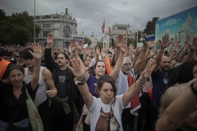 October 3, 2026, Madrid, Spain: MADRID, SPAIN †OCTOBER 3, 2026: Tens of thousands of people took part in a housing rights demonstration in Madrid organized by the Madrid Tenants Union, which called for a general strike across Spain until measures against real estate speculation in Madrid are approved. The march came one week after a large protest encampment began at Puerta del Sol. The encampment prompted the government to approve two decrees containing housing measures demanded by activists, although Parliament rejected the measures the previous Friday. Demonstrators marched through Madrid as part of the ongoing campaign over housing rights and measures addressing real estate speculation. Madrid Spain - ZUMAq101 20261003_zna_q101_104 Copyright: xJairoxVargasxMartoÂNx