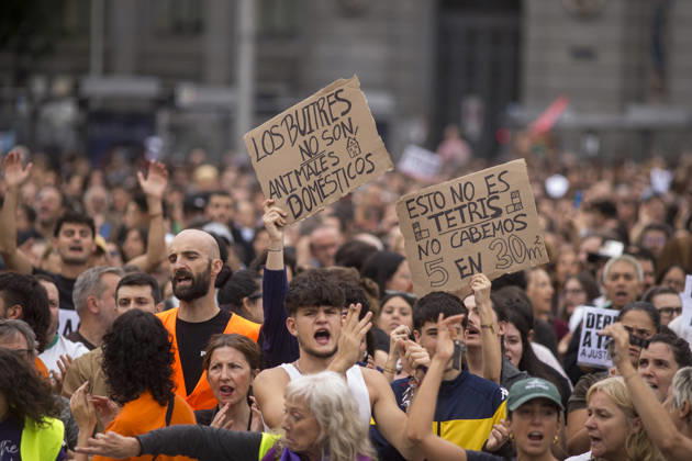 October 3, 2026, Madrid, Spain: Protesters hold placards and shout during a demonstration through the streets of Madrid demanding a reduction in housing rents. The demonstration was organized by the Tenants Union, which also organized the encampment in Puerta del Sol square in central Madrid. Madrid Spain  - ZUMAs197 20261003_aaa_s197_110 Copyright: xLuisxSotox