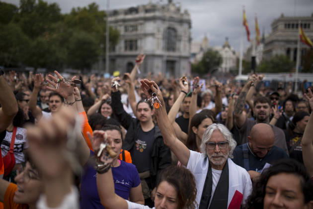 October 3, 2026, Madrid, Spain: Protesters hold up the keys to their homes during a demonstration through the streets of Madrid demanding a reduction in housing rents. The demonstration was organized by the Tenants Union, which also organized the encampment in Puerta del Sol square in central Madrid. Madrid Spain  - ZUMAs197 20261003_aaa_s197_141 Copyright: xLuisxSotox