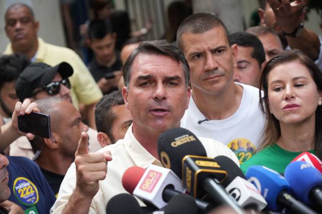 October 4, 2026, Rio De Janeiro, Brazil: RIO DE JANEIRO, BRAZIL, OCTOBER 4, 2026: Brazilian presidential candidate Flavio Bolsonaro of the Liberal Party (PL) arrives at a polling station in Rio de Janeiro to cast his ballot during the first round of Brazil s presidential election. Bolsonaro greeted supporters and spoke to reporters before voting as polling got underway across the country. Photo: JNA PRESS Rio De Janeiro Brazil - ZUMAq101 20261004_zna_q101_027 Copyright: xMarianaxGreifx