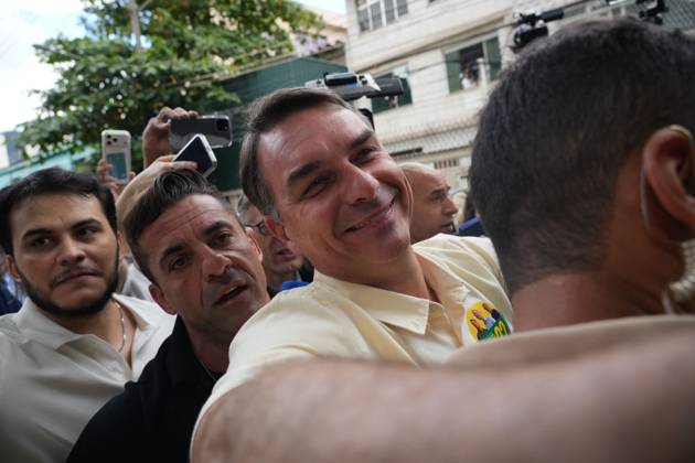 October 4, 2026, Rio De Janeiro, Brazil: RIO DE JANEIRO, BRAZIL, OCTOBER 4, 2026: Brazilian presidential candidate Flavio Bolsonaro of the Liberal Party (PL) arrives at a polling station in Rio de Janeiro to cast his ballot during the first round of Brazil s presidential election. Bolsonaro greeted supporters and spoke to reporters before voting as polling got underway across the country. Photo: JNA PRESS Rio De Janeiro Brazil - ZUMAq101 20261004_zna_q101_028 Copyright: xMarianaxGreifx