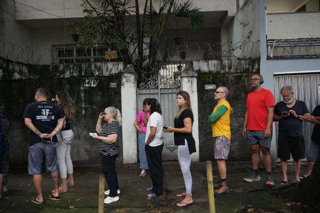 October 4, 2026, Rio De Janeiro, Brazil: RIO DE JANEIRO, BRAZIL, OCTOBER 4, 2026: Brazilian presidential candidate Flavio Bolsonaro of the Liberal Party (PL) arrives at a polling station in Rio de Janeiro to cast his ballot during the first round of Brazil s presidential election. Bolsonaro greeted supporters and spoke to reporters before voting as polling got underway across the country. Photo: JNA PRESS Rio De Janeiro Brazil - ZUMAq101 20261004_zna_q101_031 Copyright: xMarianaxGreifx