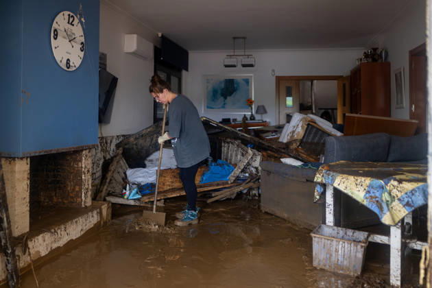 Heavy rains in Catalonia leave two dead and the Besòs River at risk of flooding. Residents clean up the mud that has accumulated in the streets and homes due to the torrential rains, on October 4, 2026, in Montornès del Vallès, Barcelona, Catalonia, Spain. The storm hitting Catalonia has left two people dead in the region. The president of the Generalitat, Salvador Illa, reported the death in Tordera of a 75-year-old man, who was at a campground and was reportedly struck by a collapsing wall. The second victim is a person who had been missing and was found in Montornès del Vallès. Emergency services are searching for another missing person in Riera de Pineda de Mar. The rains and storms have put eleven autonomous communities on alert this Copyright: xLorenaxSopênax 7819979