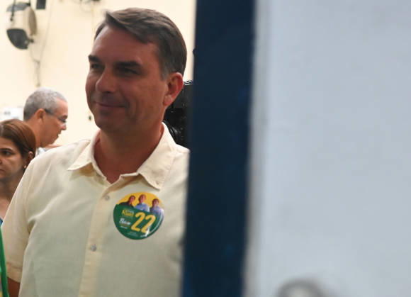 Brazilian presidential candidate Flavio Bolsonaro casts ballot in Rio de Janeiro RIO DE JANEIRO, BRAZIL - OCTOBER 4: Brazilian presidential candidate Flavio Bolsonaro of the Liberal Party (PL) casts his ballot at Municipal School Barao Homem de Mello in the Vila Isabel neighborhood in Rio de Janeiro, Brazil on October 4, 2026. Fabio Teixeira Anadolu Rio de Janeiro Brazil. Editorial use only. Please get in touch for any other usage. Copyright: x2026xAnadoluxFabioxTeixeirax